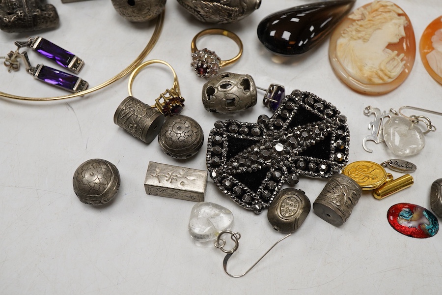 A collection of mixed costume and other jewellery, including unmounted cameo shells.
